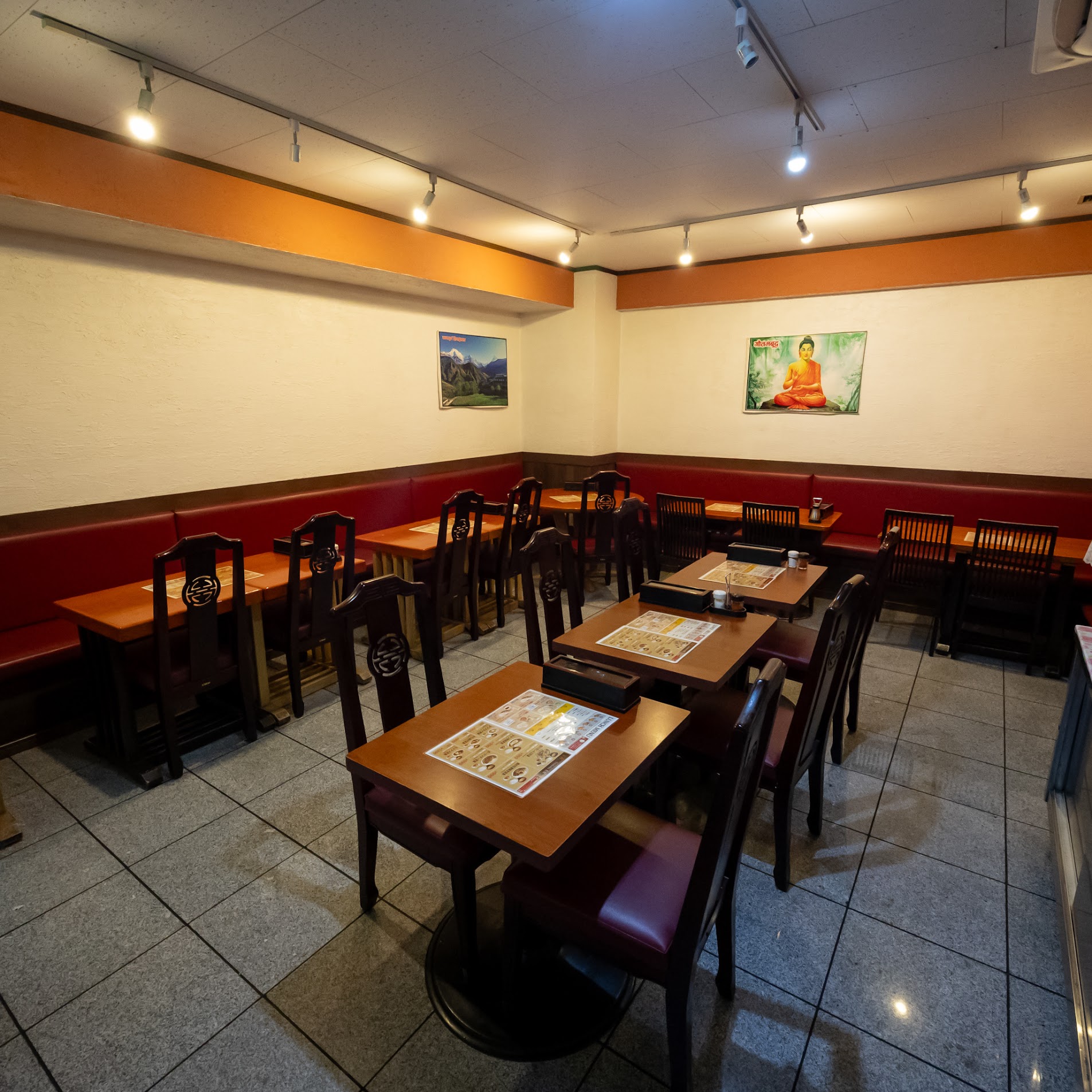 地下1階の店内。テーブル席と赤いベンチシート